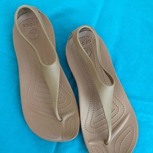 CROCS- Serena Thong Sandal / Size 6 / Tan
